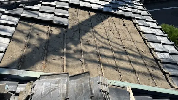 【2026年8月25日】下地修繕のために一旦瓦を外した屋根【群馬県高崎市】