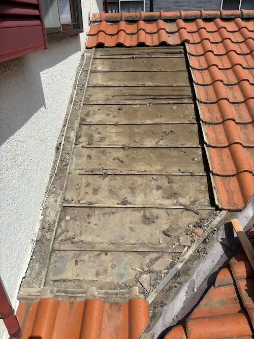 下地を新しくするために瓦を剥がした屋根