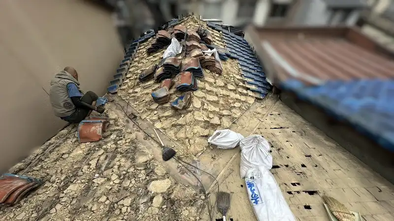 【2026年10月19日】古い瓦を外します【京都府京都市山科区】